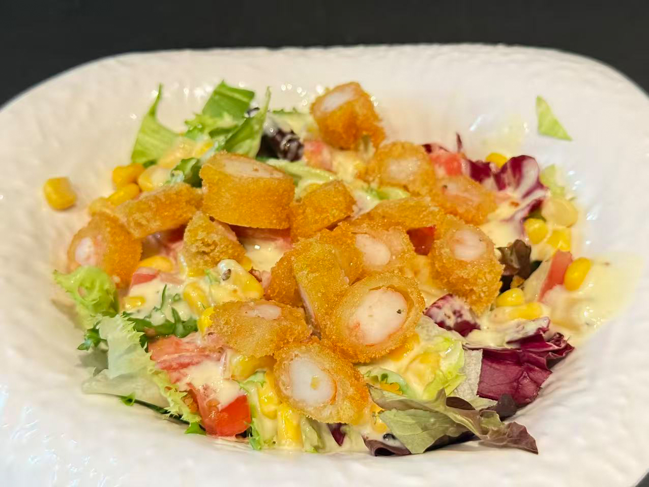 Ensalada de langostinos en tempura