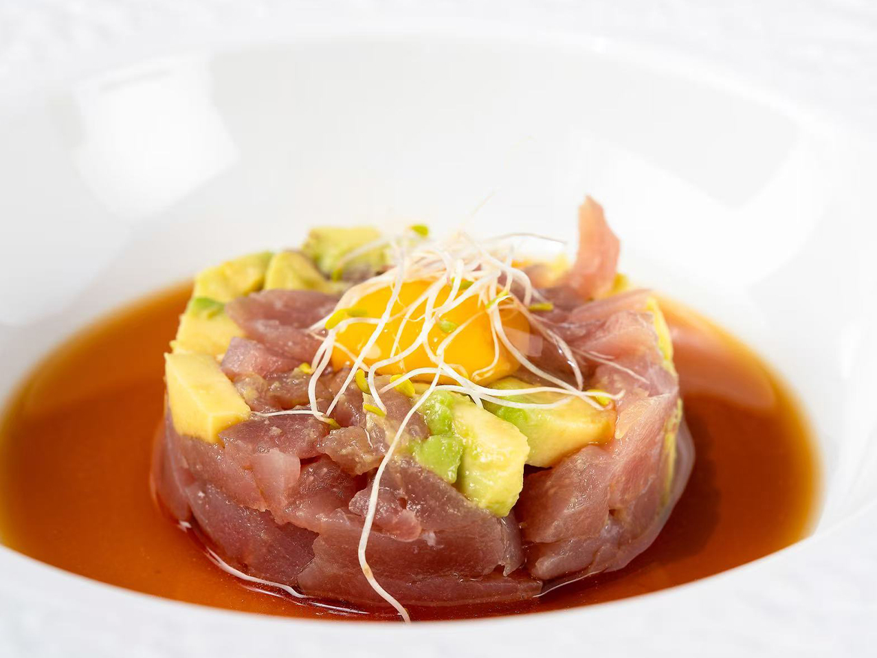 Maguro trufa y huevo de codorniz